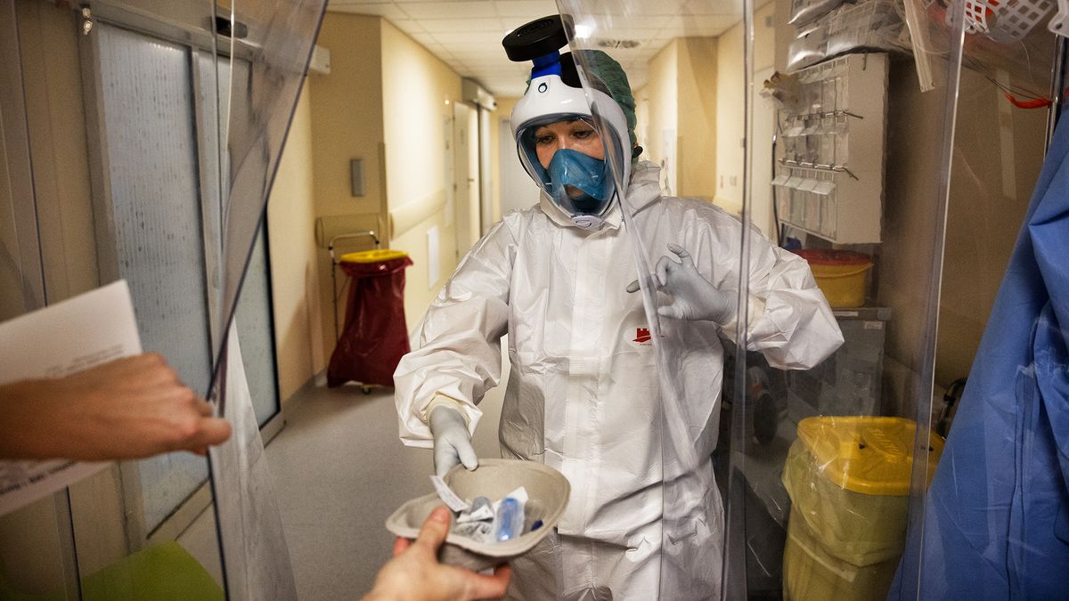 Koronavirus sílí už dva měsíce, prudce přibývá hospitalizovaných lidí